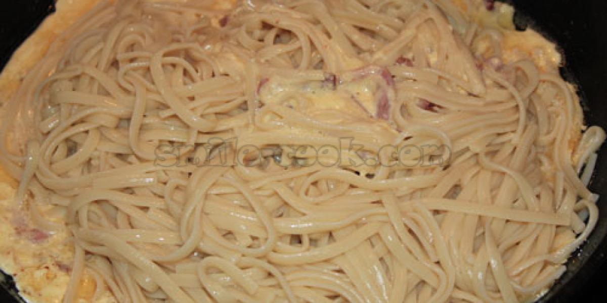 спагеті з соусом карбонара