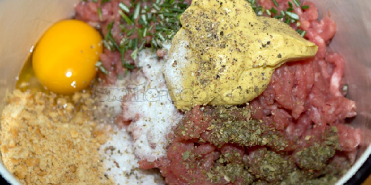 м'ясо з крихтами, яйцем, зеленню і травами