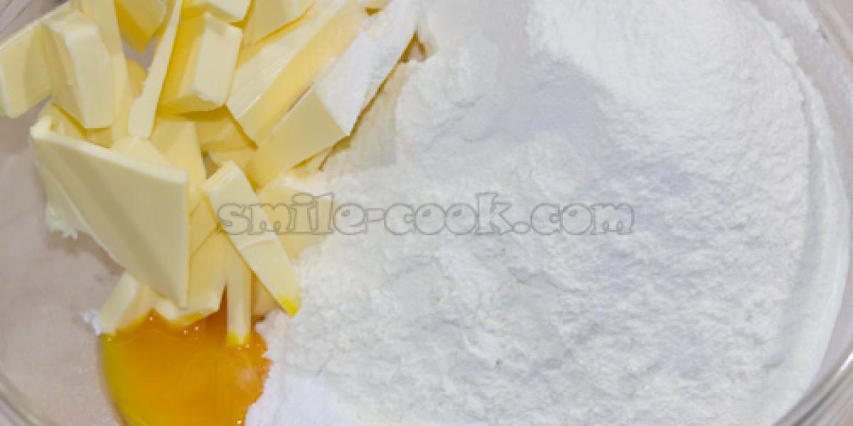 борошно, цукрова пудра, масло і жовток борошно, цукрова пудра, масло і жовток
